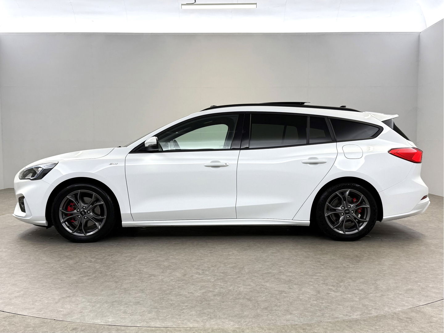 Ford Focus 1.5 EcoBlue ST Line X Business | Pano | Camera | Stoel/Stuur verw. | Trekh. | Keyless | Virtual | Carplay | NAP