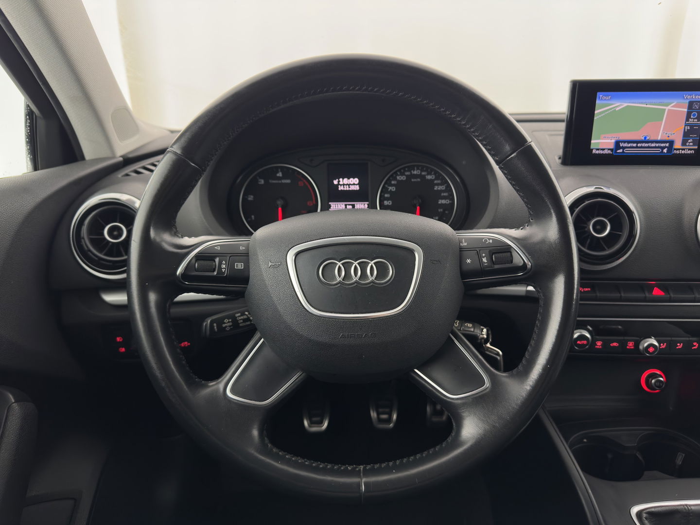 Audi A3 Limousine 1.6 TDI Ambition Sport Edition S-Line *LEATHER-FABRIC | XENON | NAVI-FULLMAP | COMFORT-SEATS | PRIVACY-GLASS | ECC | PDC | CRUISE | 18''ALU*