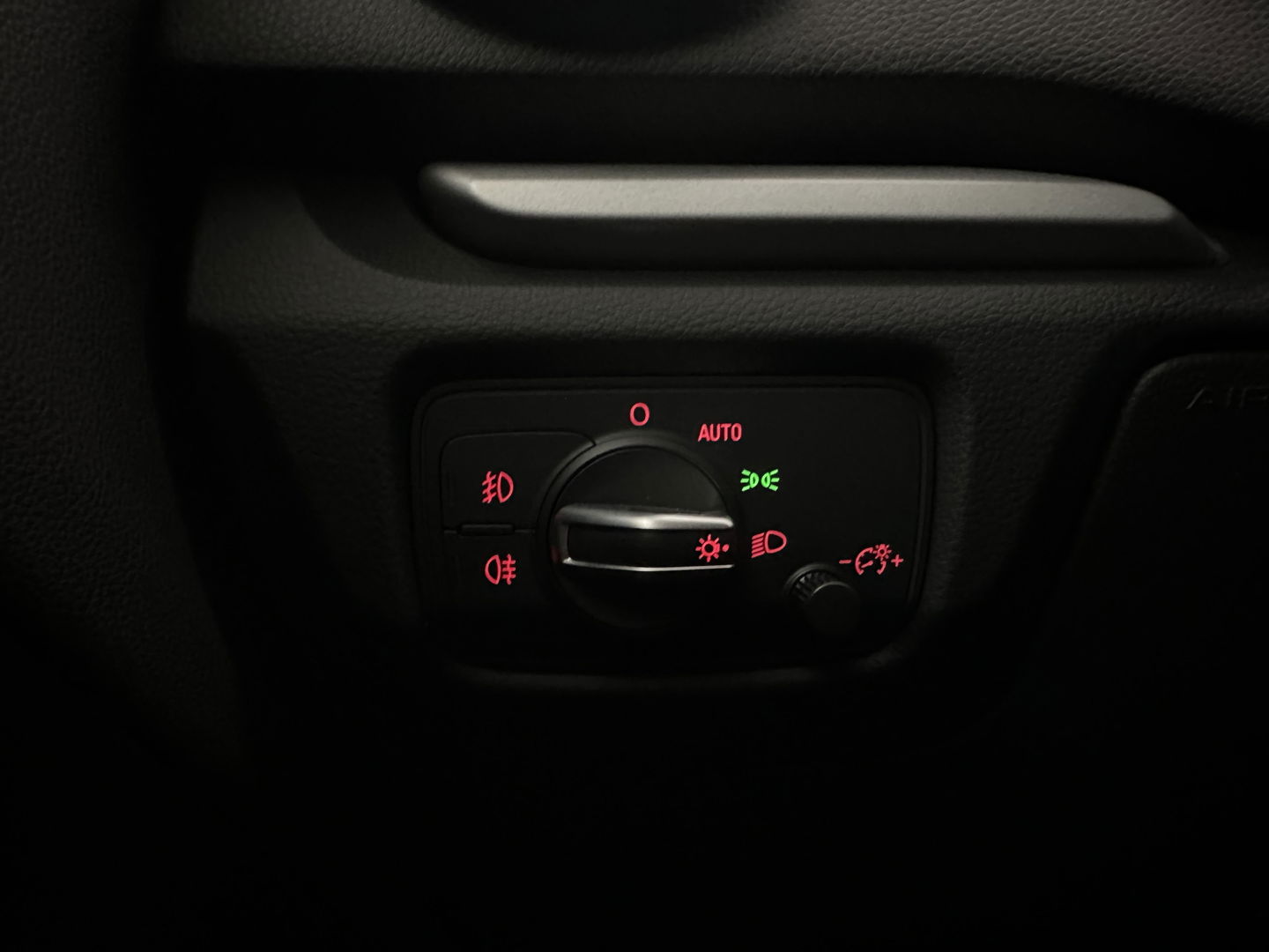 Audi A3 Limousine 1.6 TDI Ambition Sport Edition S-Line *LEATHER-FABRIC | XENON | NAVI-FULLMAP | COMFORT-SEATS | PRIVACY-GLASS | ECC | PDC | CRUISE | 18''ALU*