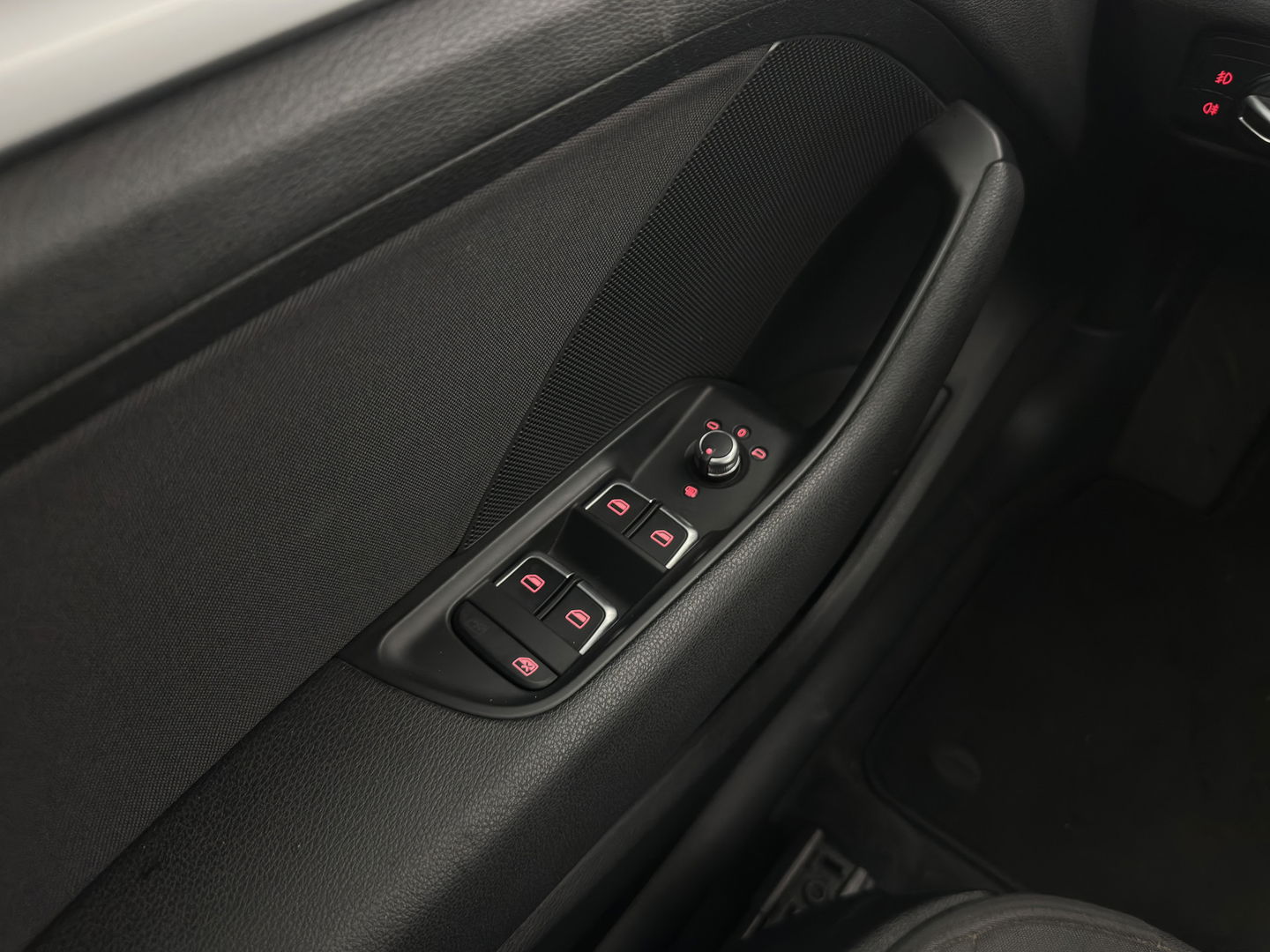 Audi A3 Limousine 1.6 TDI Ambition Sport Edition S-Line *LEATHER-FABRIC | XENON | NAVI-FULLMAP | COMFORT-SEATS | PRIVACY-GLASS | ECC | PDC | CRUISE | 18''ALU*