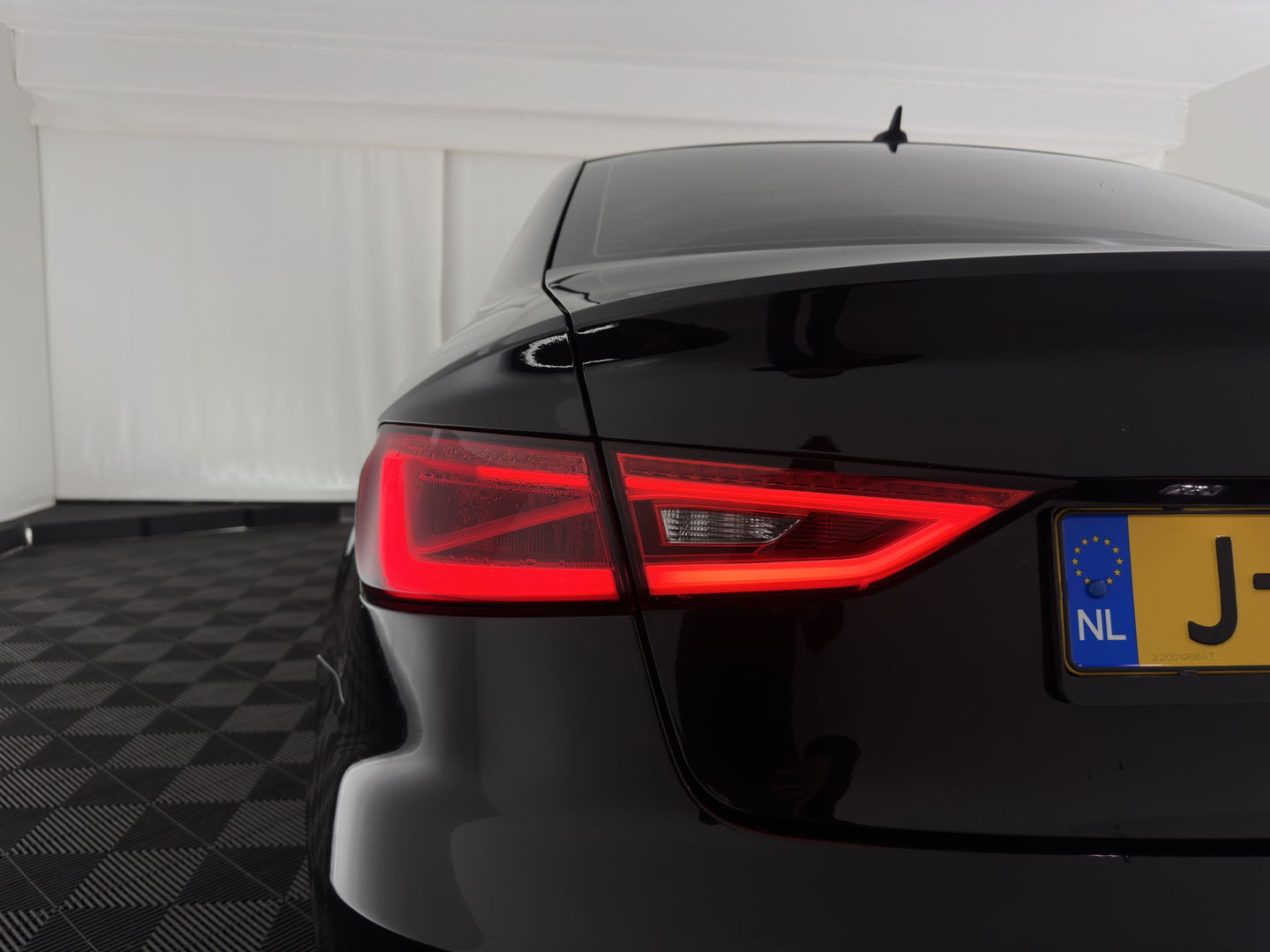 Audi A3 Limousine 1.6 TDI Ambition Sport Edition S-Line *LEATHER-FABRIC | XENON | NAVI-FULLMAP | COMFORT-SEATS | PRIVACY-GLASS | ECC | PDC | CRUISE | 18''ALU*