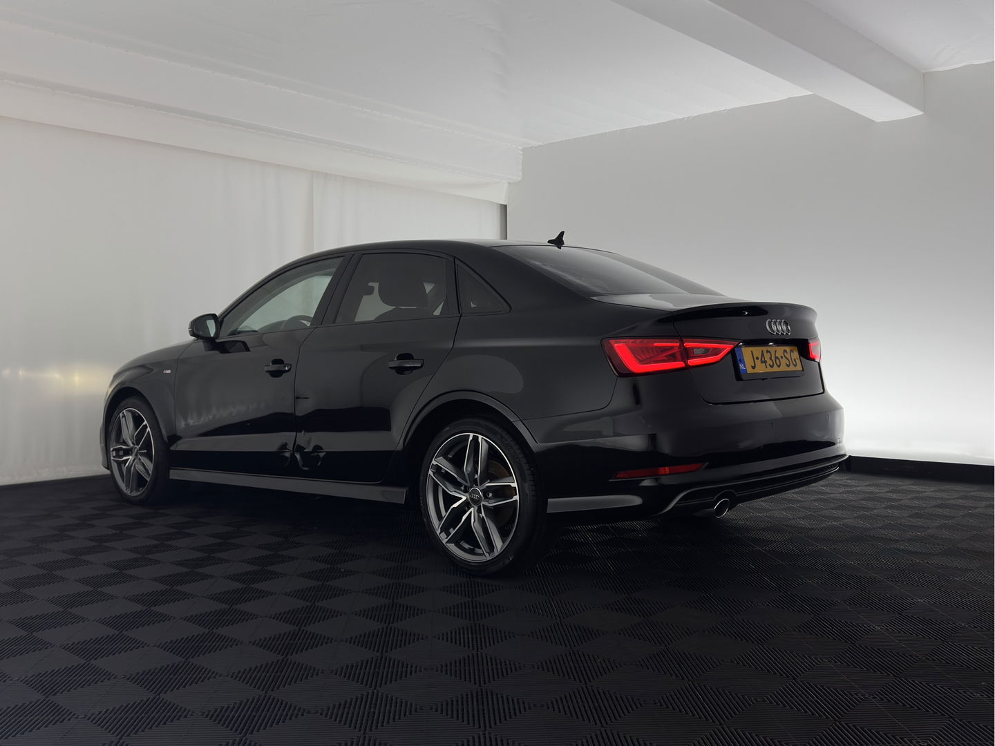 Audi A3 Limousine 1.6 TDI Ambition Sport Edition S-Line *LEATHER-FABRIC | XENON | NAVI-FULLMAP | COMFORT-SEATS | PRIVACY-GLASS | ECC | PDC | CRUISE | 18''ALU*