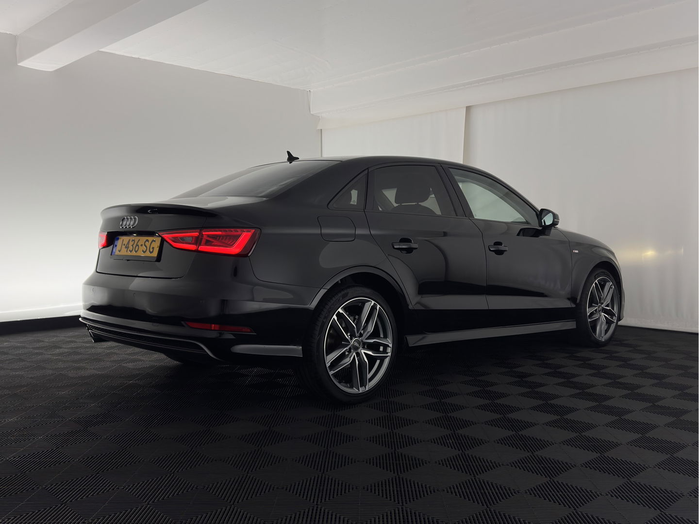 Audi A3 Limousine 1.6 TDI Ambition Sport Edition S-Line *LEATHER-FABRIC | XENON | NAVI-FULLMAP | COMFORT-SEATS | PRIVACY-GLASS | ECC | PDC | CRUISE | 18''ALU*