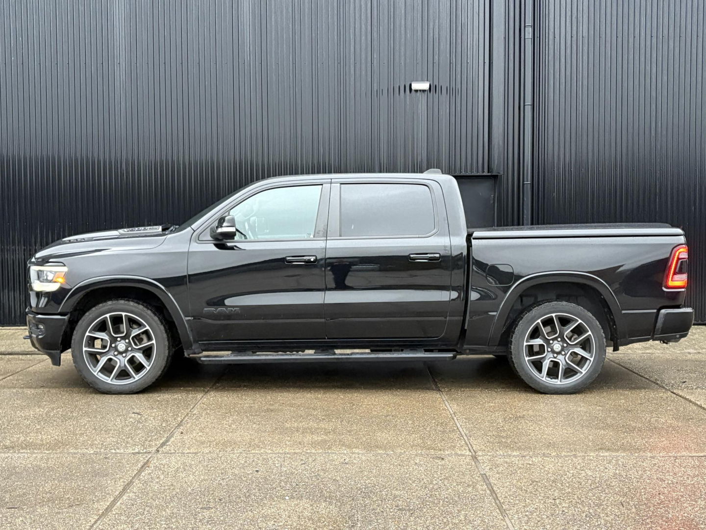 Dodge Ram Pick-Up 1500 5.7 V8 Laramie Crew Cab NIGHT PACK | LEDER/ALCANTARA | ADAPTIVE CRUISE | LED | 360 CAMERA