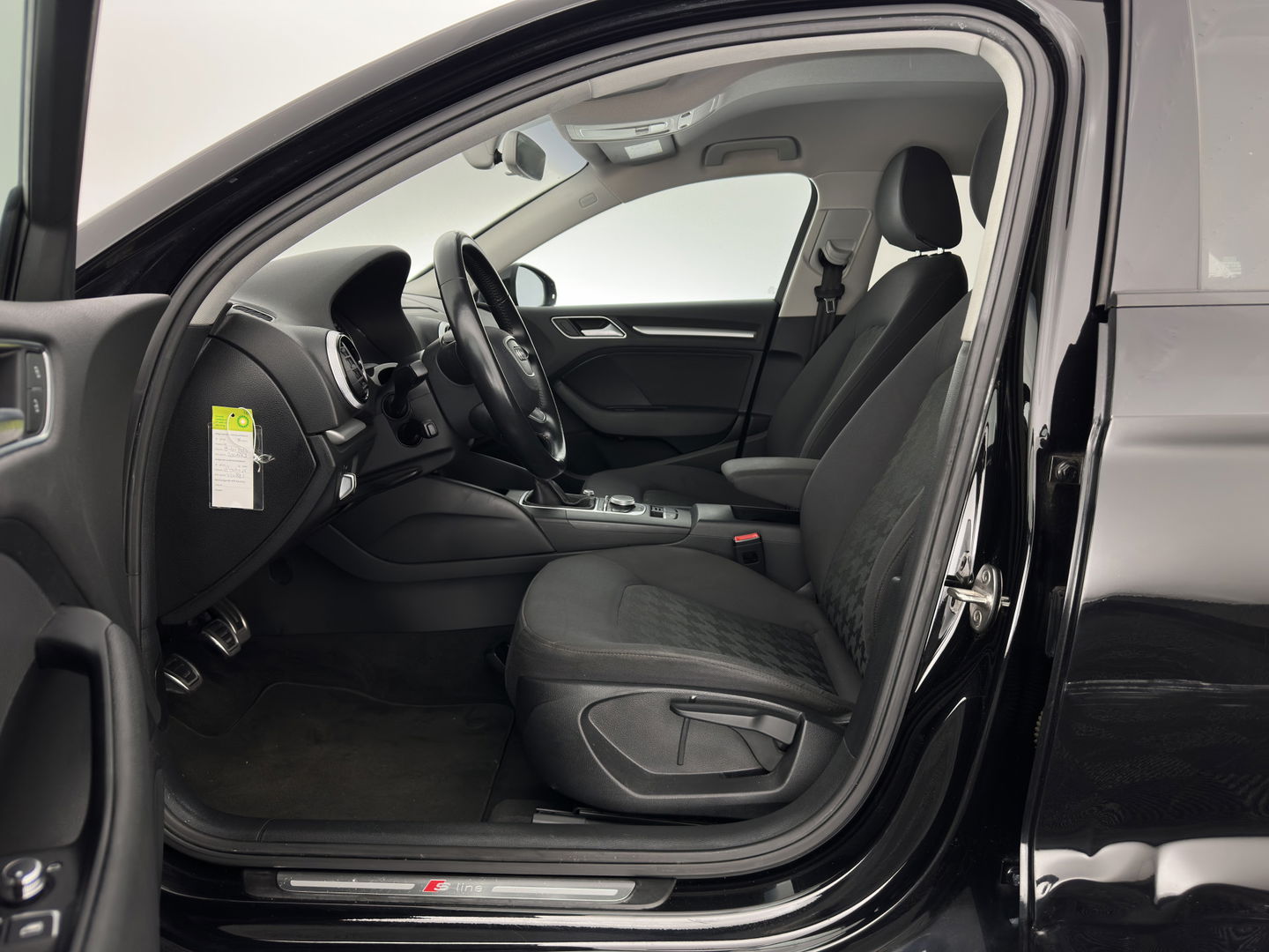 Audi A3 Limousine 1.6 TDI Ambition Sport Edition S-Line *LEATHER-FABRIC | XENON | NAVI-FULLMAP | COMFORT-SEATS | PRIVACY-GLASS | ECC | PDC | CRUISE | 18''ALU*