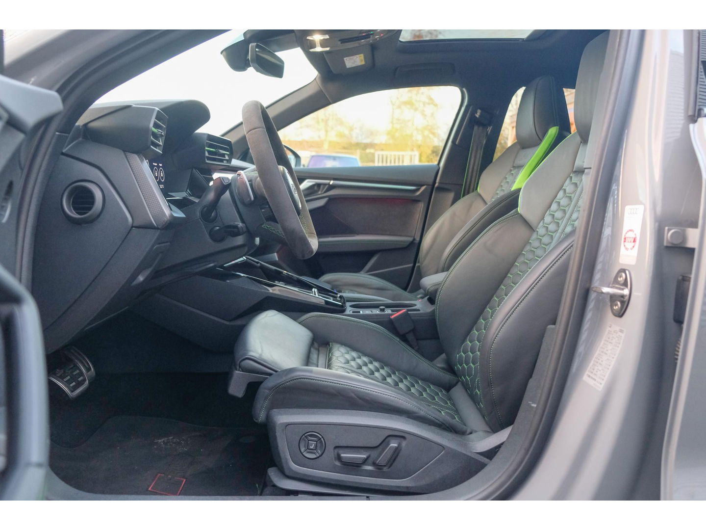 Audi RS3 Sportback 2.5 TFSI 400PK Quattro Hulk Panoramadak *BTW* Keramisch VOL! Massage B&O audio RS Dynamic