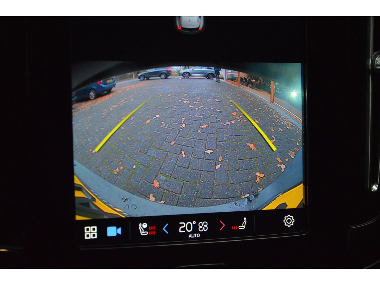 Volvo XC40 Recharge P8 AWD R-Design | Pilot-assist | Camera | Stoel + Stuur verwarmd | Harman Kardon |BLIS | Parkeersensoren |