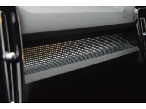 Volvo XC40 Recharge P8 AWD R-Design | Pilot-assist | Camera | Stoel + Stuur verwarmd | Harman Kardon |BLIS | Parkeersensoren |