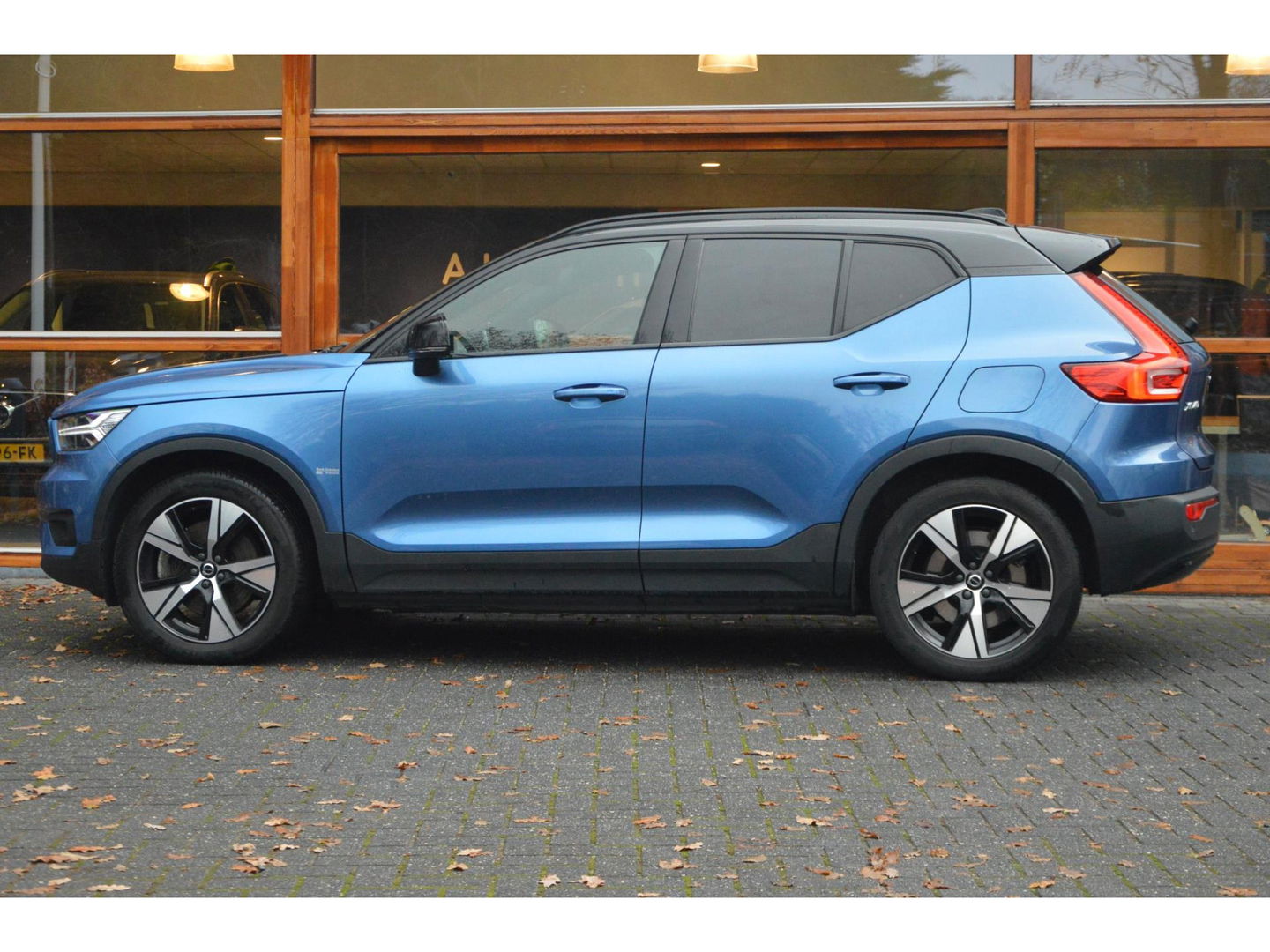 Volvo XC40 Recharge P8 AWD R-Design | Pilot-assist | Camera | Stoel + Stuur verwarmd | Harman Kardon |BLIS | Parkeersensoren |