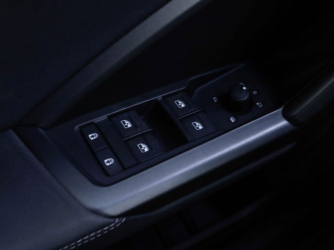 Audi Q3 40 TFSI 190pk Quattro Aut. S line Trekhaak wegkl. Sfeerverl. Virtual Cockpit