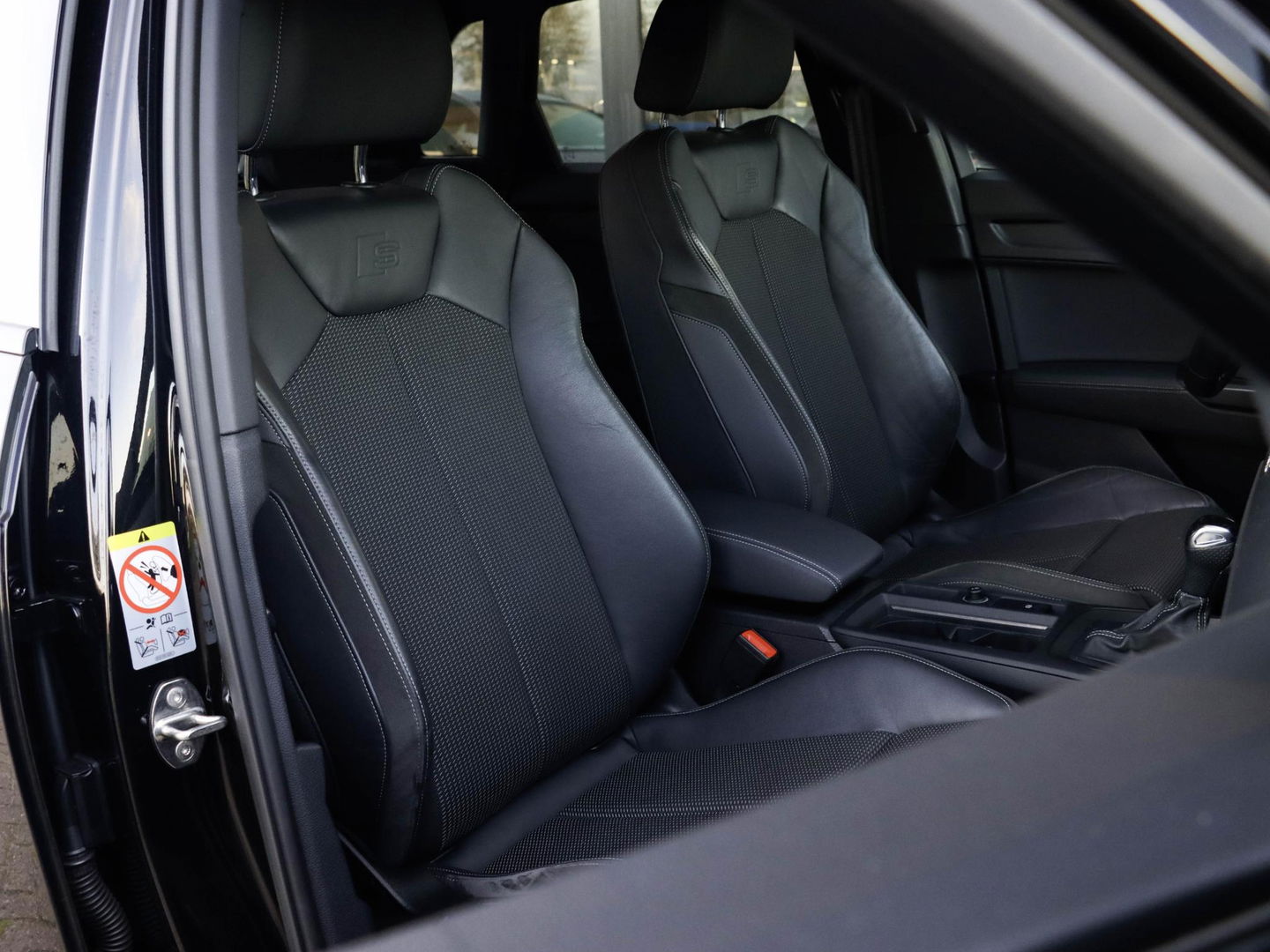 Audi Q3 40 TFSI 190pk Quattro Aut. S line Trekhaak wegkl. Sfeerverl. Virtual Cockpit