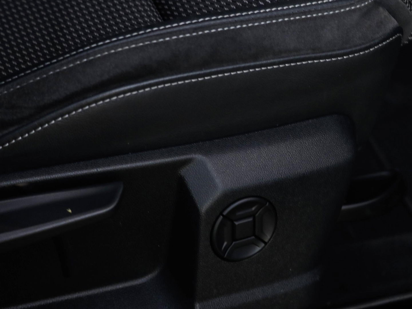 Audi Q3 40 TFSI 190pk Quattro Aut. S line Trekhaak wegkl. Sfeerverl. Virtual Cockpit