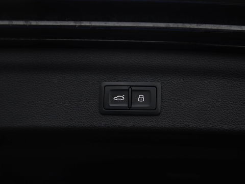 Audi Q3 40 TFSI 190pk Quattro Aut. S line Trekhaak wegkl. Sfeerverl. Virtual Cockpit