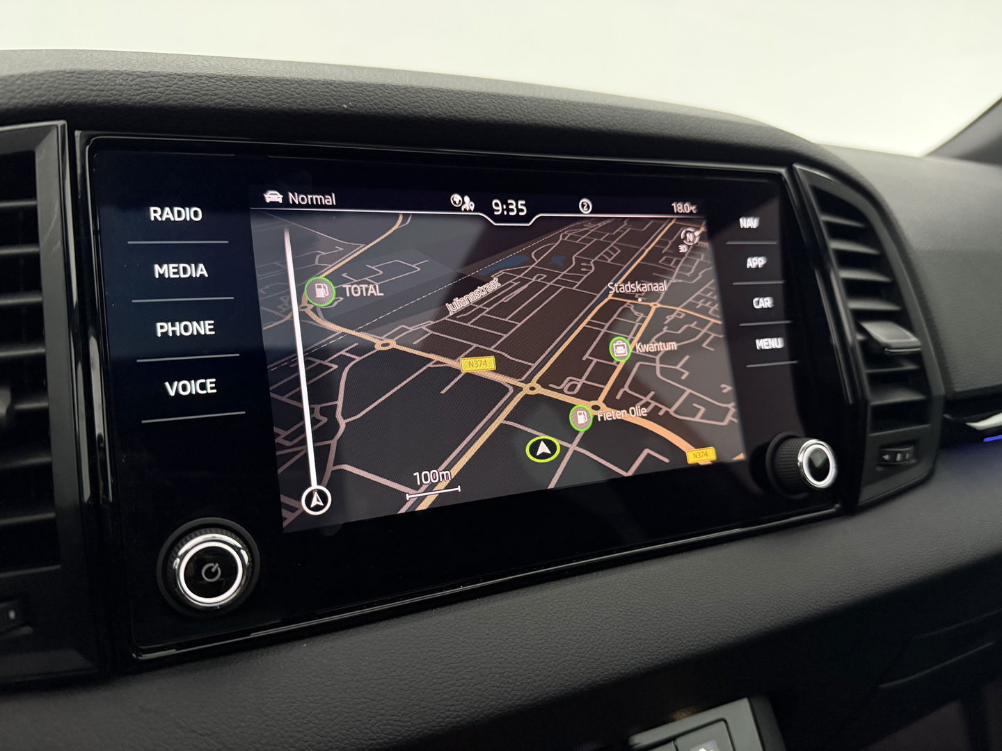 Škoda Karoq 1.5 TSI ACT 150PK Sportline | Pano | Sfeerverl. | Camera | LED | Virtual | Carplay | Stoel/Stuurverw.