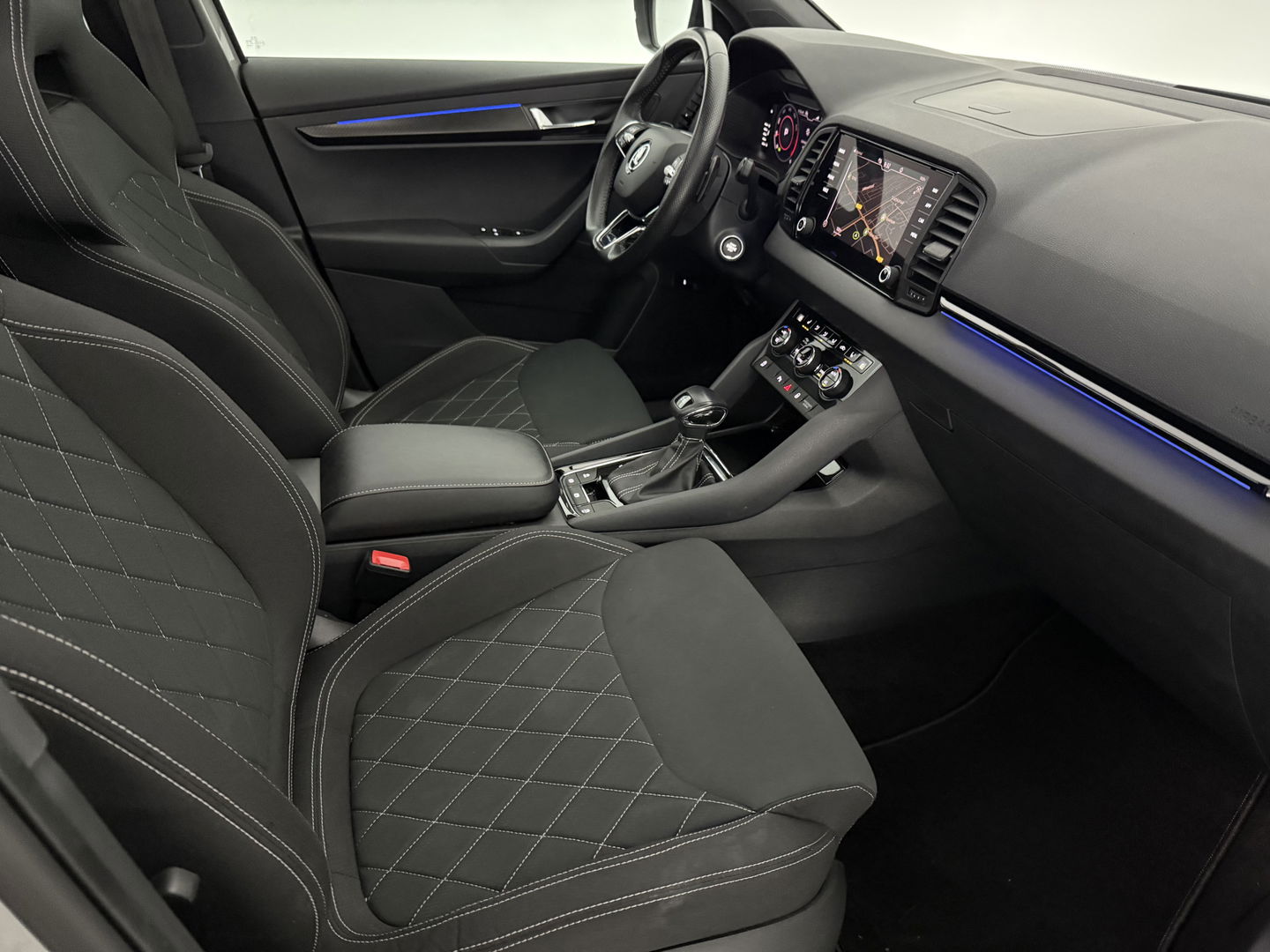 Škoda Karoq 1.5 TSI ACT 150PK Sportline | Pano | Sfeerverl. | Camera | LED | Virtual | Carplay | Stoel/Stuurverw.