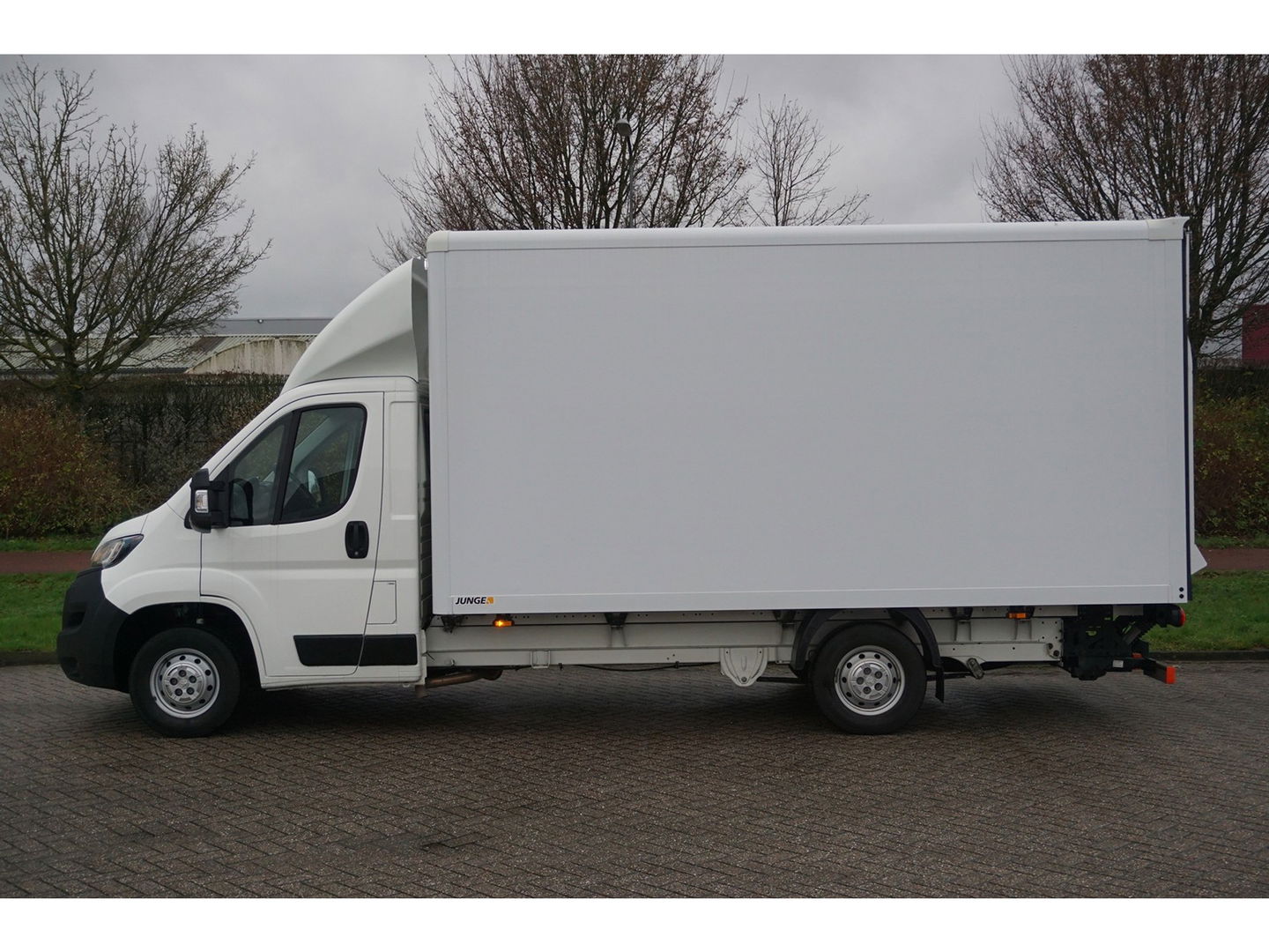 Peugeot Boxer 35 2.2 HDI 140PK L4 Bakwagen Climate, Apple CP/Android A, Camera, Dhollandia Laadklep!! NR. 01*