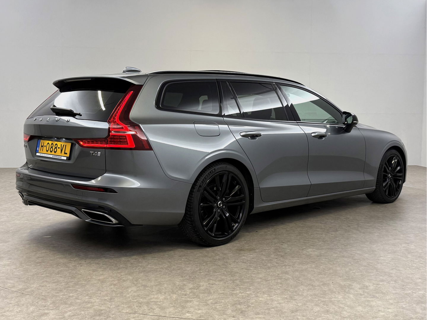 Volvo V60 2.0 T4 R-Design | Pano |  LED | Virtual | Memory | Stoelverw. | Camera | Carplay | Cruise | NAP