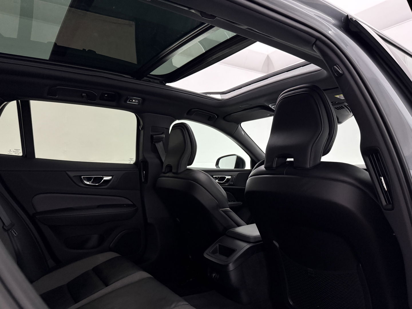 Volvo V60 2.0 T4 R-Design | Pano |  LED | Virtual | Memory | Stoelverw. | Camera | Carplay | Cruise | NAP