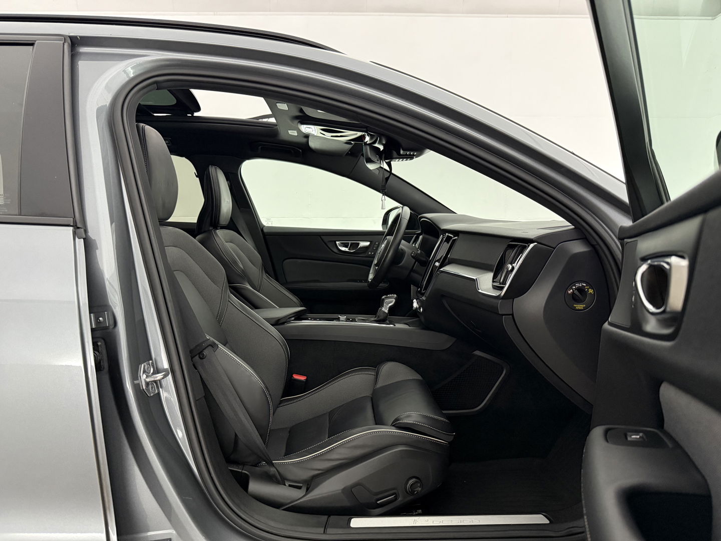 Volvo V60 2.0 T4 R-Design | Pano |  LED | Virtual | Memory | Stoelverw. | Camera | Carplay | Cruise | NAP