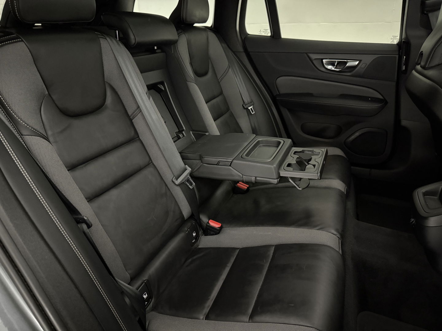 Volvo V60 2.0 T4 R-Design | Pano |  LED | Virtual | Memory | Stoelverw. | Camera | Carplay | Cruise | NAP