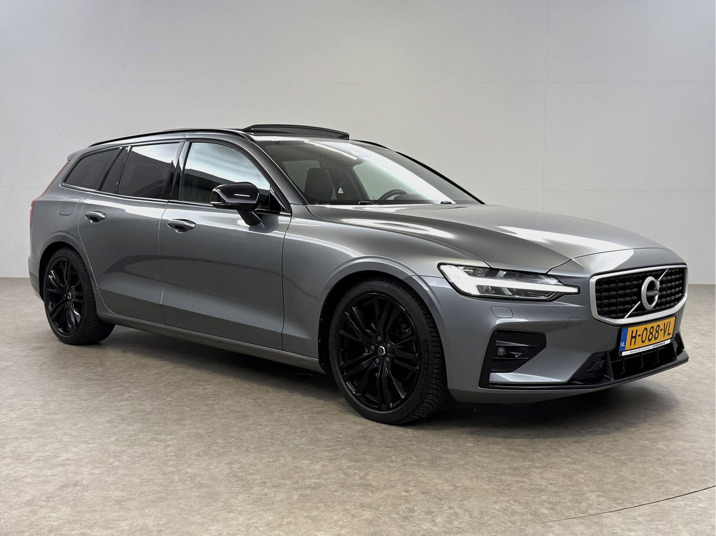 Volvo V60 2.0 T4 R-Design | Pano |  LED | Virtual | Memory | Stoelverw. | Camera | Carplay | Cruise | NAP