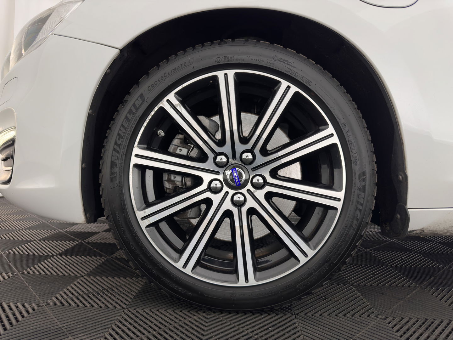 Volvo V60 2.4 D5 Twin Engine Special Edition Aut. *PANO | LUXURY-LEATHER | BI-XENON | BLINDSPOT | MEMORY-PACK | NAVI-FULLMAP | HEATED-SPORTSEATS | CAMERA | PERFORMANCE-AUDIO | TOWBAR | 18''ALU*