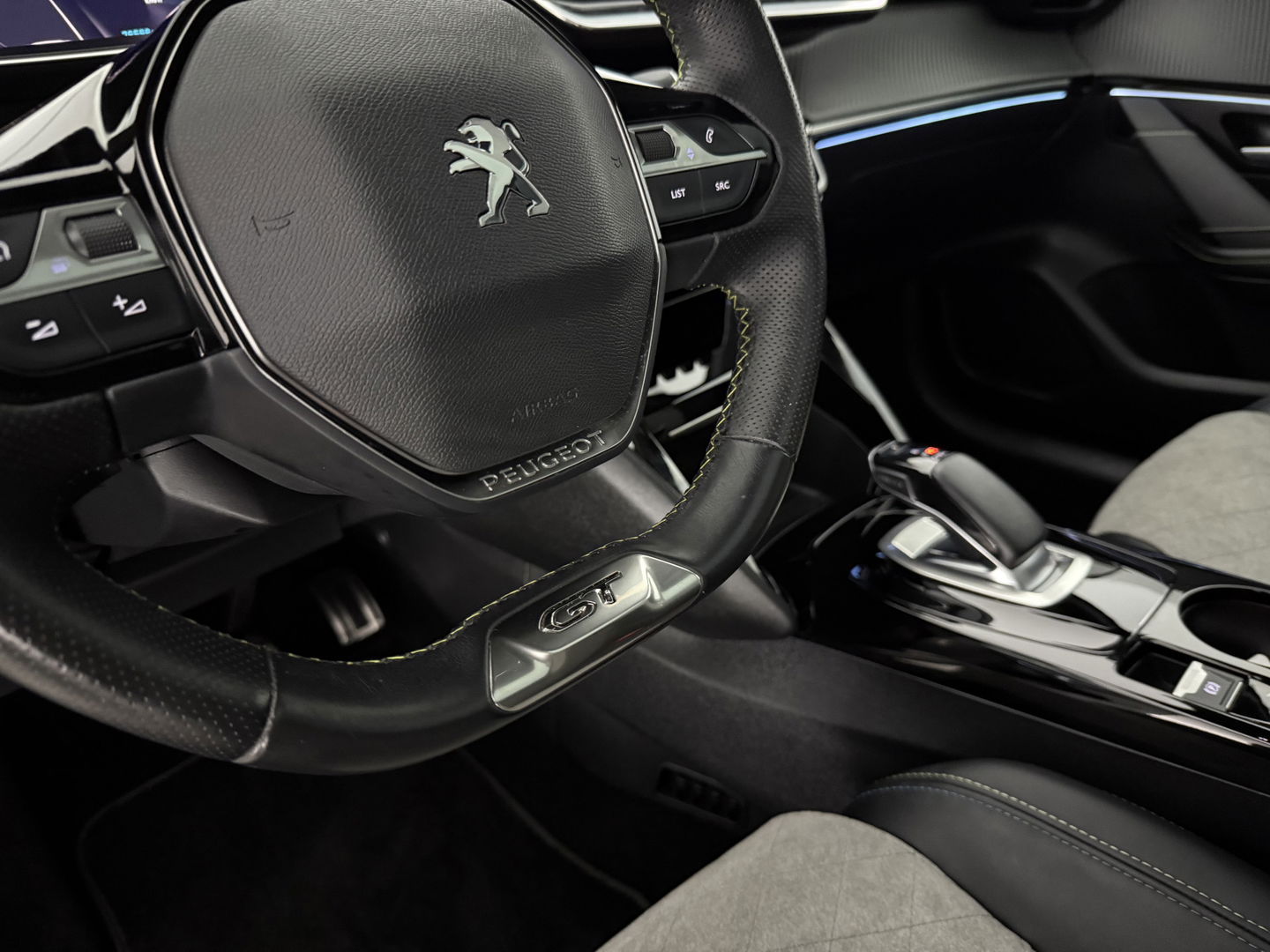 Peugeot 208 EV GT 350 | 50 kWh | Sfeerverl. | 360° | Virtual | LED | Carplay | Adap. Cruise | Keyless | NAP