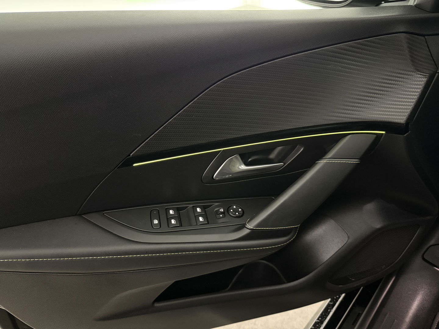 Peugeot 208 EV GT 350 | 50 kWh | Sfeerverl. | 360° | Virtual | LED | Carplay | Adap. Cruise | Keyless | NAP