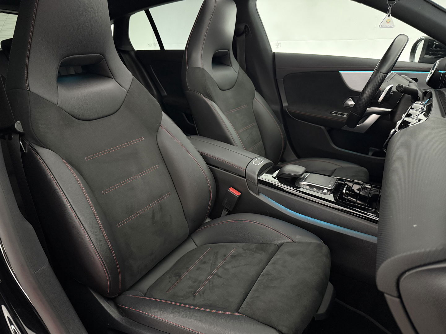 Mercedes-Benz CLA-Klasse 200 AMG | INCL. Dakkoffer | Pano | Burmester | Memory | Sfeer | Virtual | Trekh. | Camera | NAP