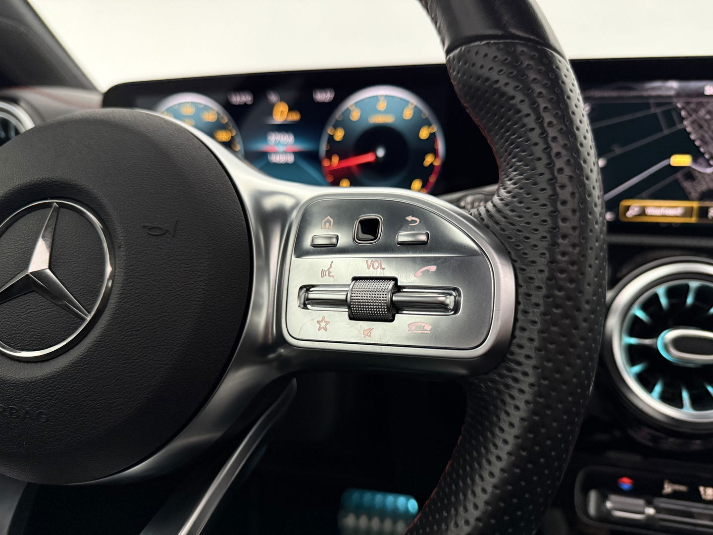 Mercedes-Benz CLA-Klasse 200 AMG | INCL. Dakkoffer | Pano | Burmester | Memory | Sfeer | Virtual | Trekh. | Camera | NAP