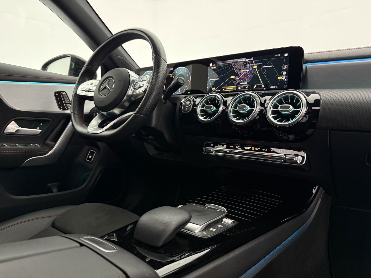 Mercedes-Benz CLA-Klasse 200 AMG | INCL. Dakkoffer | Pano | Burmester | Memory | Sfeer | Virtual | Trekh. | Camera | NAP