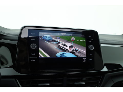 Volkswagen T-Roc 1.5 TSI R-Line Black Style | Pano | Afn. Trekhaak | IQ. Light | 19'' | Camera | Keyless | Adapt. Cruise