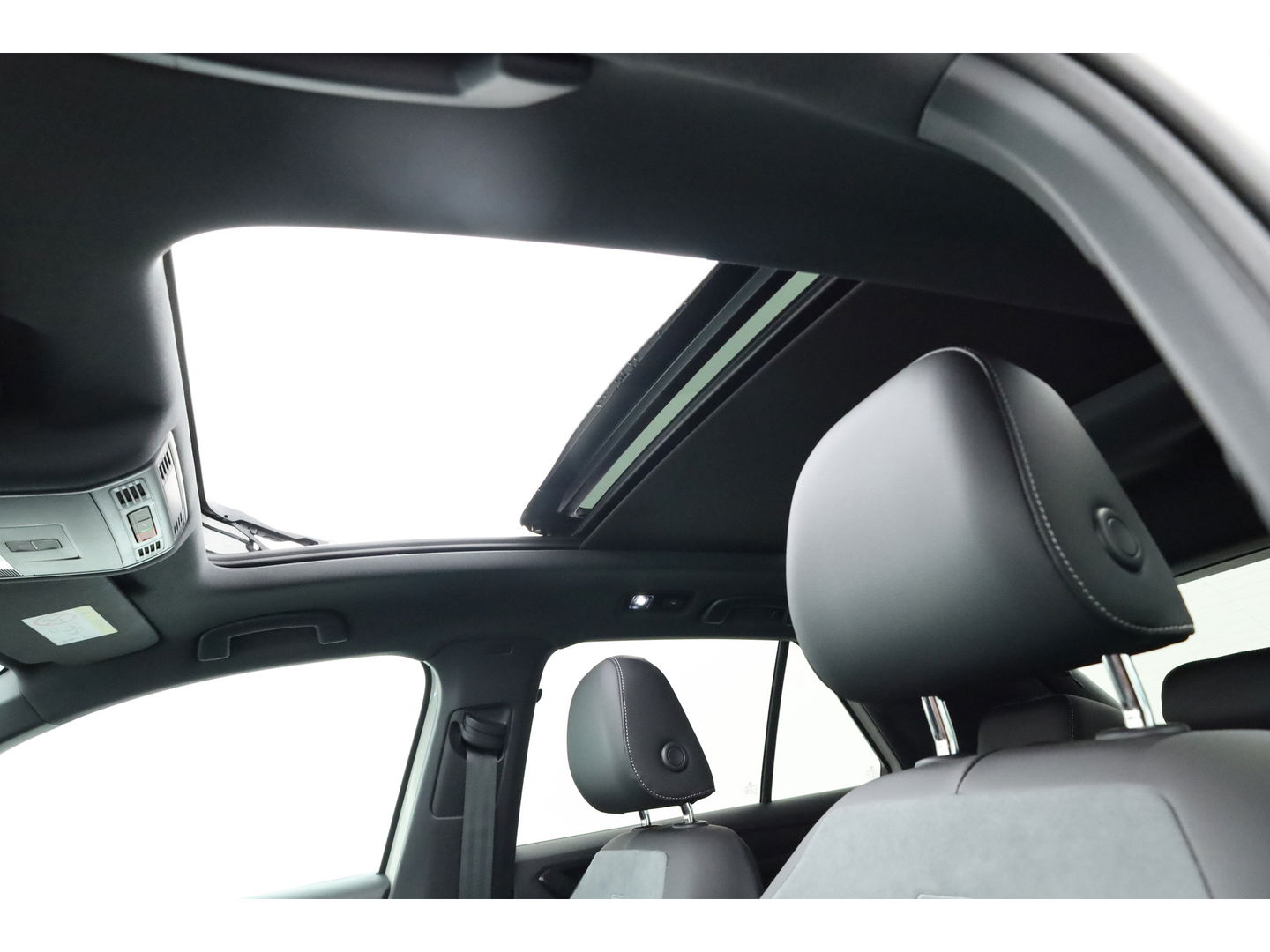 Volkswagen T-Roc 1.5 TSI R-Line Black Style | Pano | Afn. Trekhaak | IQ. Light | 19'' | Camera | Keyless | Adapt. Cruise