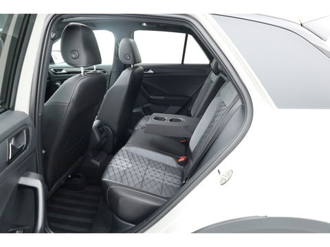 Volkswagen T-Roc 1.5 TSI R-Line Black Style | Pano | Afn. Trekhaak | IQ. Light | 19'' | Camera | Keyless | Adapt. Cruise