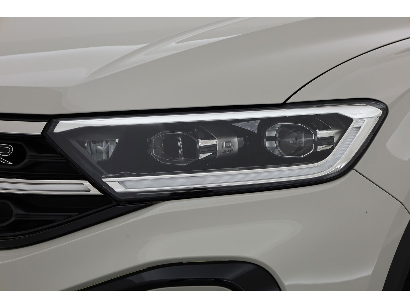 Volkswagen T-Roc 1.5 TSI R-Line Black Style | Pano | Afn. Trekhaak | IQ. Light | 19'' | Camera | Keyless | Adapt. Cruise