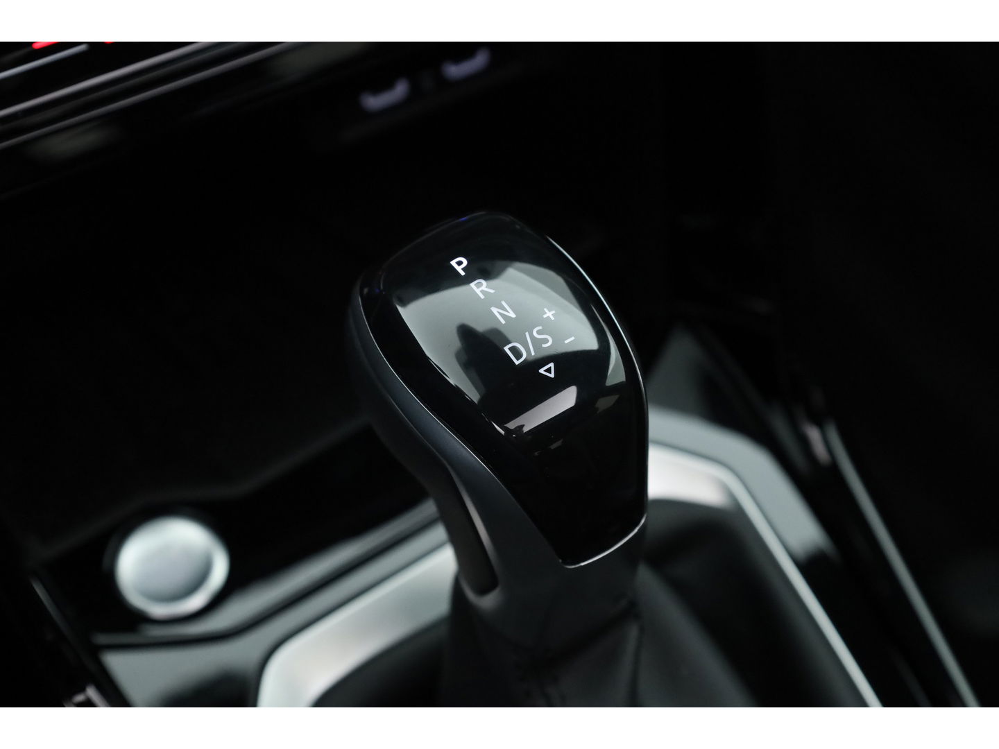 Volkswagen T-Roc 1.5 TSI R-Line Black Style | Pano | Afn. Trekhaak | IQ. Light | 19'' | Camera | Keyless | Adapt. Cruise