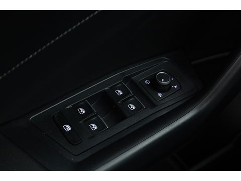 Volkswagen T-Roc 1.5 TSI R-Line Black Style | Pano | Afn. Trekhaak | IQ. Light | 19'' | Camera | Keyless | Adapt. Cruise