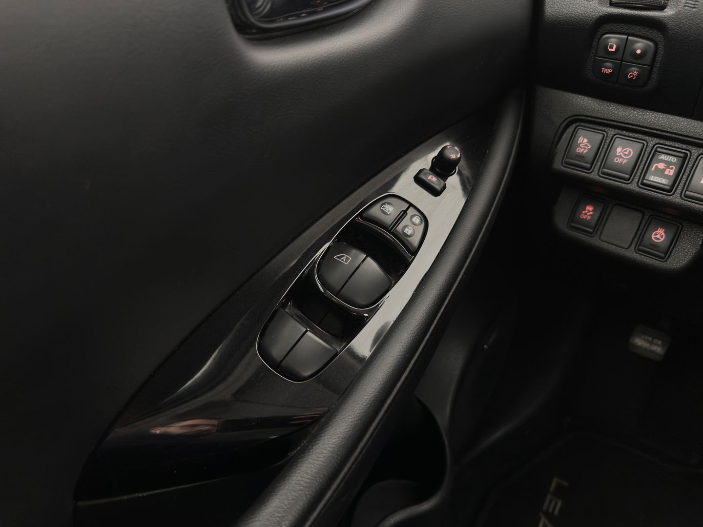 Nissan Leaf Tekna 24 kWh Aut. *LUXURY-LEATHER | FULL-LED | BOSE-SURROUND | TOP-VIEW | KEYLESS | NAVI-FULLMAP | ECC | HEATED-COMFORTSEATS | CAMERA | DIGI-COCKPIT | PRIVACY-GLASS | 17"ALU*