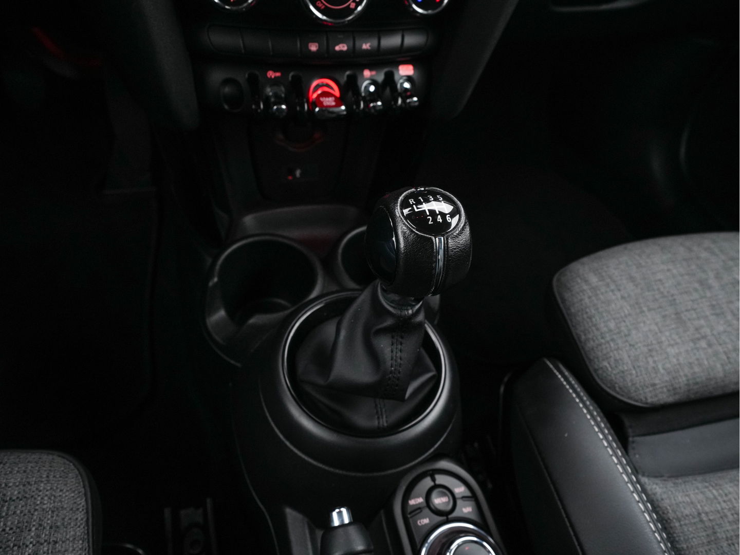 MINI Mini 1.5 Cooper Business Edition (INCL-BTW) *LEATHER-FABRIC | FULL-LED | DIGI-COCKPIT | SPORT-SEATS | AMBIENT-LIGHT | NAVI-FULLMAP | DAB+ | AIRCO | CRUISE | PDC | 16''ALU*
