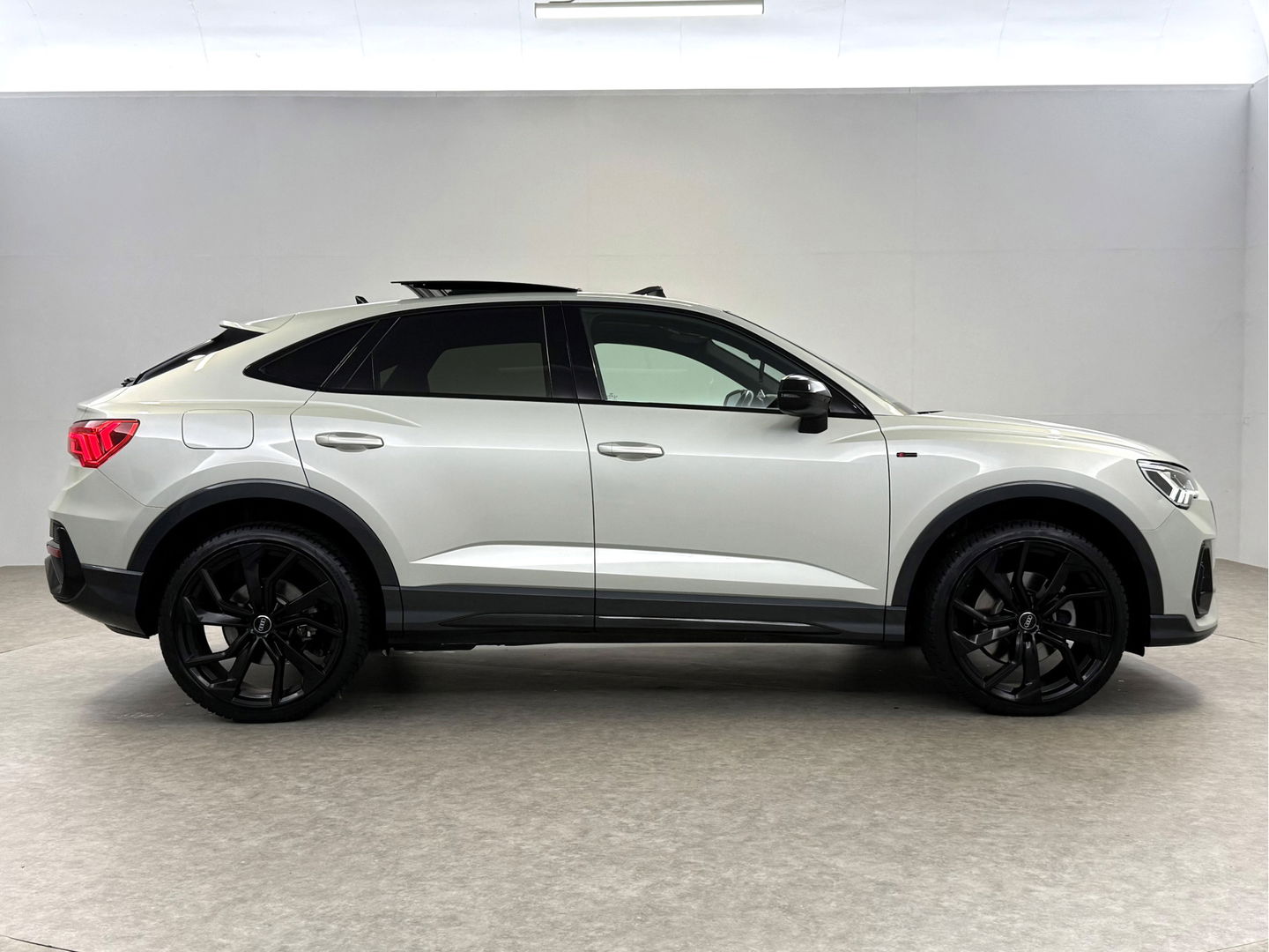 Audi Q3 Sportback 45 TFSI e S-Line | SOH 88% | Pano | Sfeer | Sonos | Virtual | Trekh. | Camera | Adap. Cruise | Stoelverw. | NAP