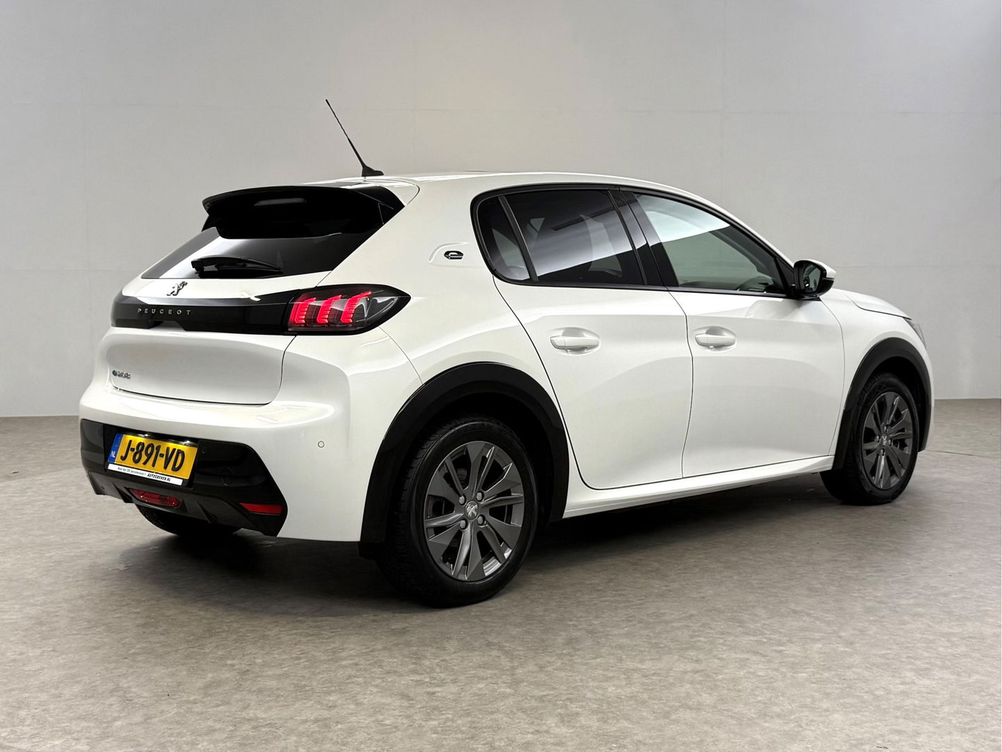 Peugeot 208 EV Allure 50 kWh | SOH 92% | Snelladen | Pano | 360° | Virtual | Carplay | Navi | Parkeersens. | NAP