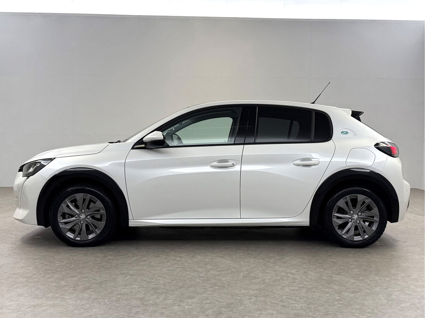 Peugeot 208 EV Allure 50 kWh | SOH 92% | Snelladen | Pano | 360° | Virtual | Carplay | Navi | Parkeersens. | NAP