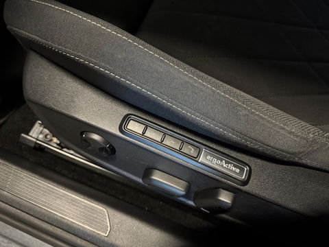 Volkswagen Golf 1.5 eTSI Life Business KEYLESS CAM