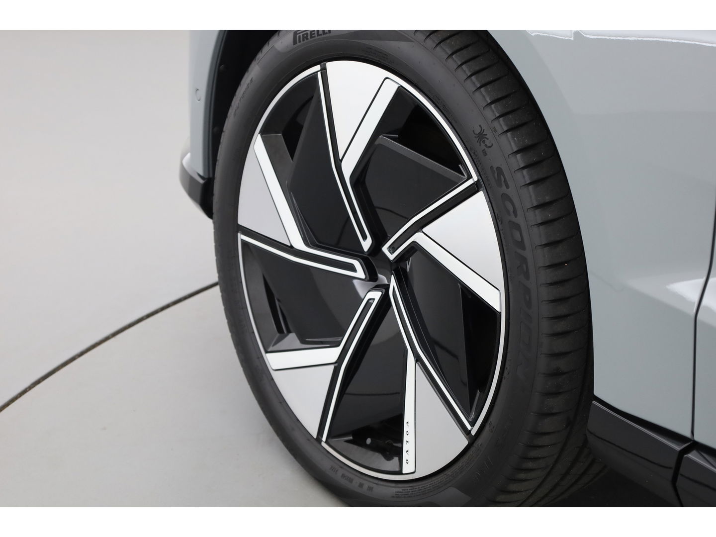 Volvo EX90 Twin Motor Plus 7p. 111 kWh | Luchtvering | B&W Audio | Pano | Climate | HUD | 22 inch |