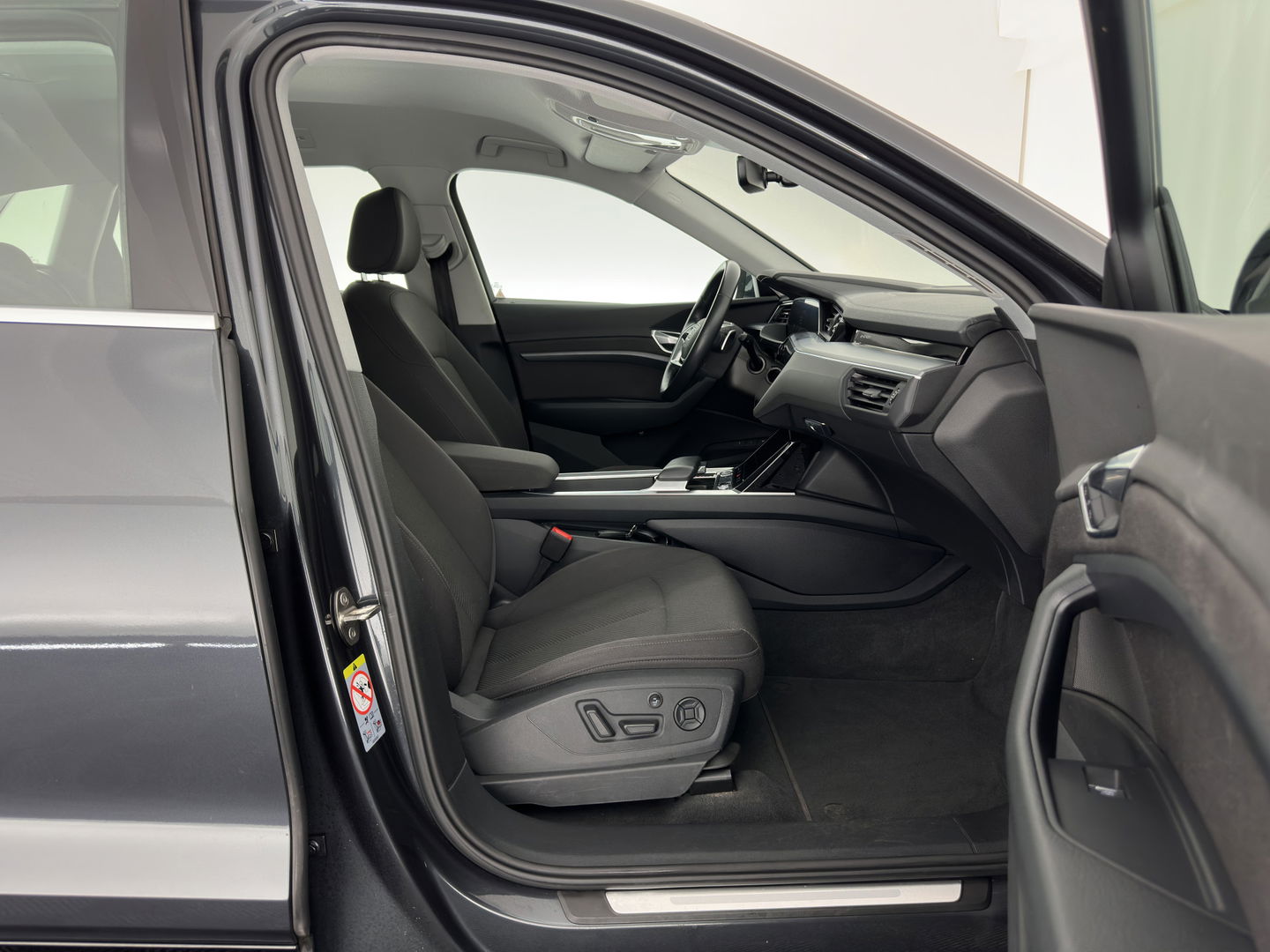 Audi e-tron 50 quattro Launch edition 71 kWh *DRIVE MOTOR AUDIBLE* [ 3-Fase ] {SOH-100%} Aut. *FULL-LED | DIGI-COCKPIT | NAVI-FULLMAP | HEATED-COMFORTSEATS | KEYLESS | AUDI-SOUND | KEYLESS | SHIFT-PADDLES | ECC | PDC | CRUISE | 20''ALU*