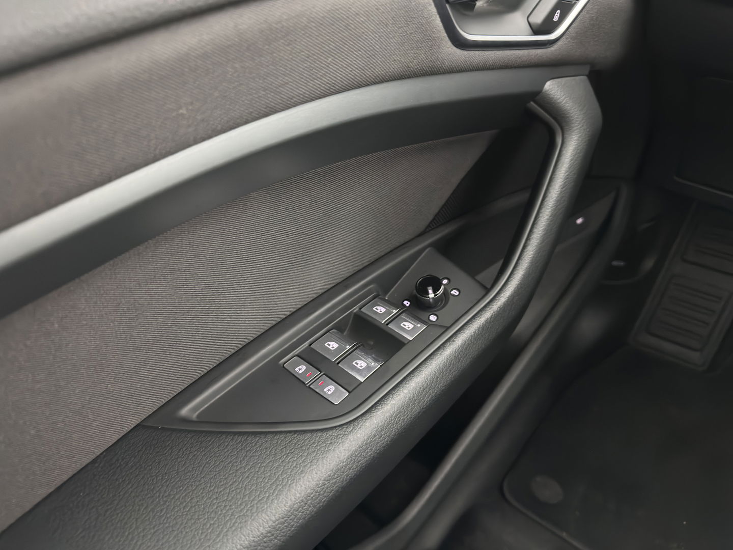 Audi e-tron 50 Quattro *ELECTRO-MOTOR AUDIBLE* Launch edition 71 kWh [ 3-Fase ] {SOH-100%} (INCL-BTW) Aut. *FULL-LED | DIGI-COCKPIT | NAVI-FULLMAP | HEATED-COMFORTSEATS | KEYLESS | AUDI-SOUND | SHIFT-PADDLES | ECC | PDC | CRUISE | 20''ALU*