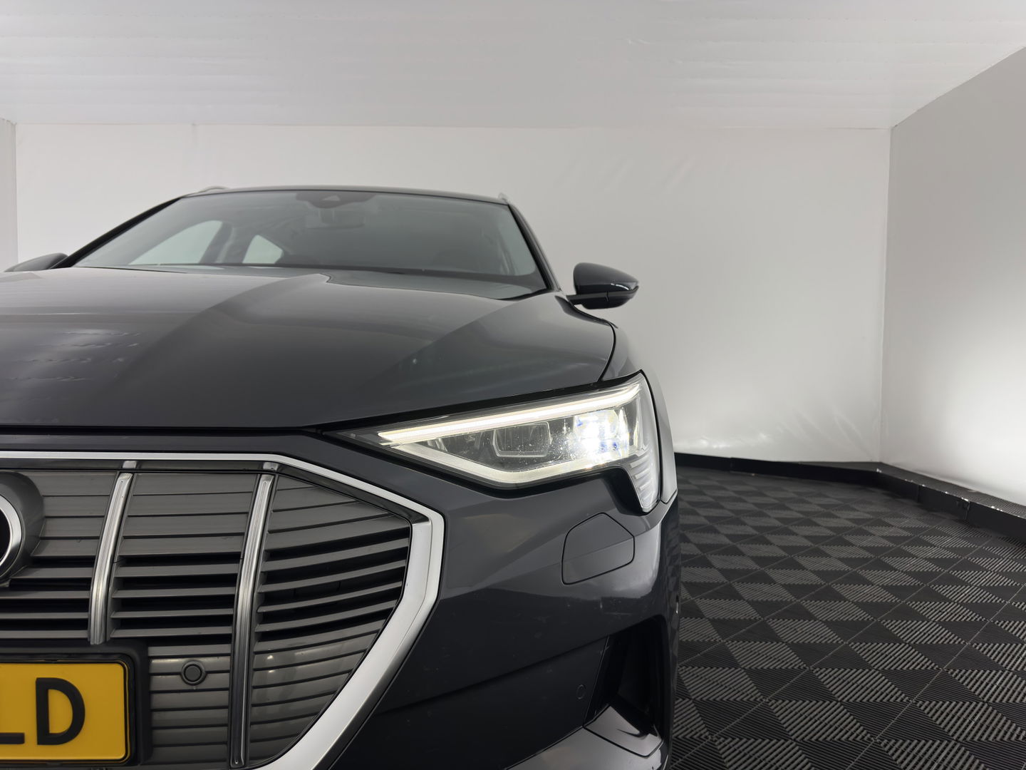 Audi e-tron 50 Quattro *ELECTRO-MOTOR AUDIBLE* Launch edition 71 kWh [ 3-Fase ] {SOH-100%} (INCL-BTW) Aut. *FULL-LED | DIGI-COCKPIT | NAVI-FULLMAP | HEATED-COMFORTSEATS | KEYLESS | AUDI-SOUND | SHIFT-PADDLES | ECC | PDC | CRUISE | 20''ALU*