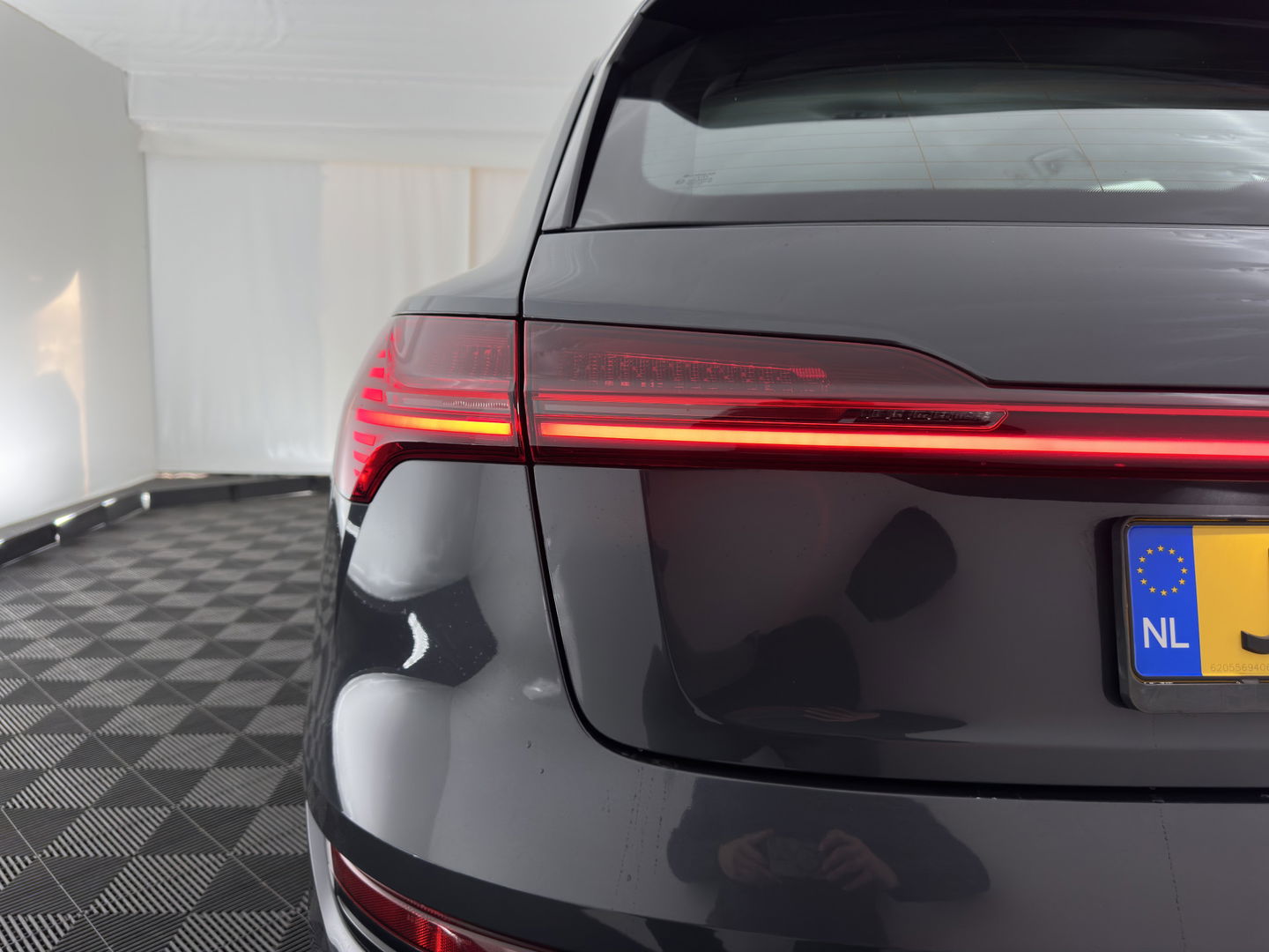 Audi e-tron 50 quattro Launch edition 71 kWh *DRIVE MOTOR AUDIBLE* [ 3-Fase ] {SOH-100%} Aut. *FULL-LED | DIGI-COCKPIT | NAVI-FULLMAP | HEATED-COMFORTSEATS | KEYLESS | AUDI-SOUND | KEYLESS | SHIFT-PADDLES | ECC | PDC | CRUISE | 20''ALU*