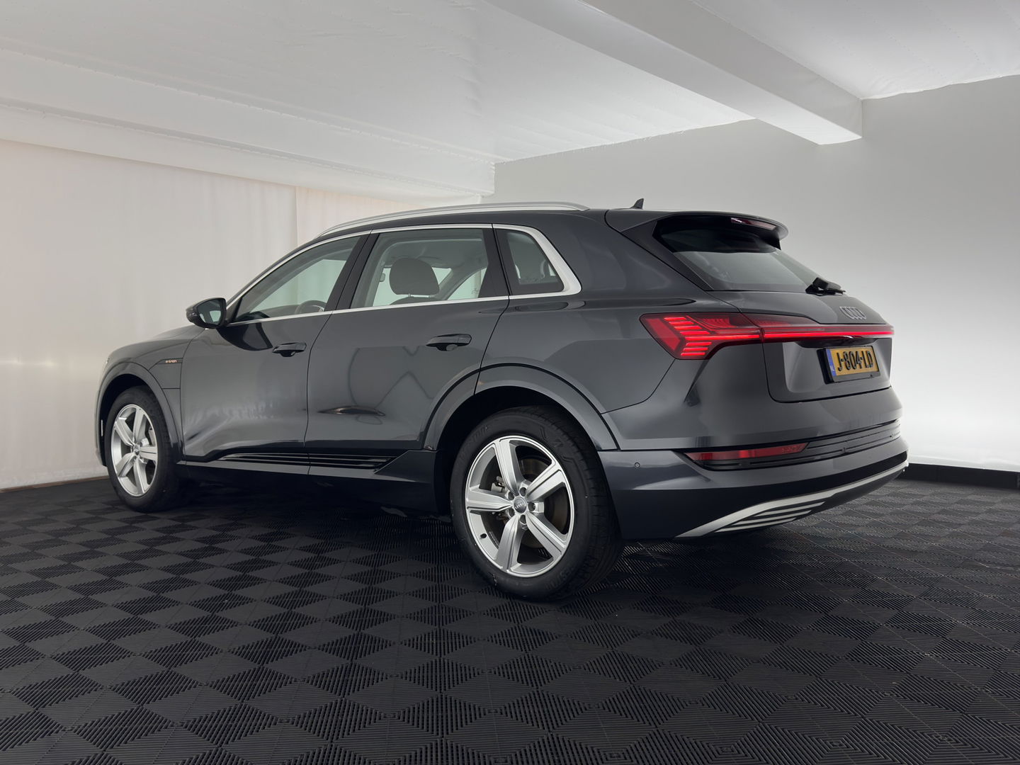 Audi e-tron 50 Quattro *ELECTRO-MOTOR AUDIBLE* Launch edition 71 kWh [ 3-Fase ] {SOH-100%} (INCL-BTW) Aut. *FULL-LED | DIGI-COCKPIT | NAVI-FULLMAP | HEATED-COMFORTSEATS | KEYLESS | AUDI-SOUND | SHIFT-PADDLES | ECC | PDC | CRUISE | 20''ALU*