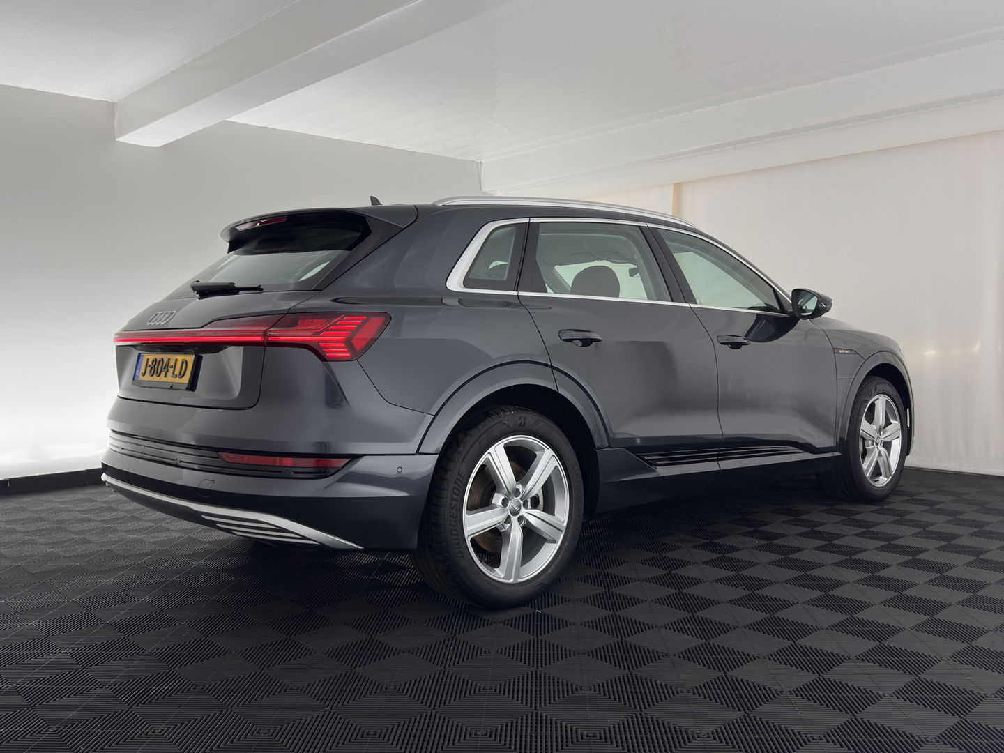 Audi e-tron 50 Quattro *ELECTRO-MOTOR AUDIBLE* Launch edition 71 kWh [ 3-Fase ] {SOH-100%} (INCL-BTW) Aut. *FULL-LED | DIGI-COCKPIT | NAVI-FULLMAP | HEATED-COMFORTSEATS | KEYLESS | AUDI-SOUND | SHIFT-PADDLES | ECC | PDC | CRUISE | 20''ALU*